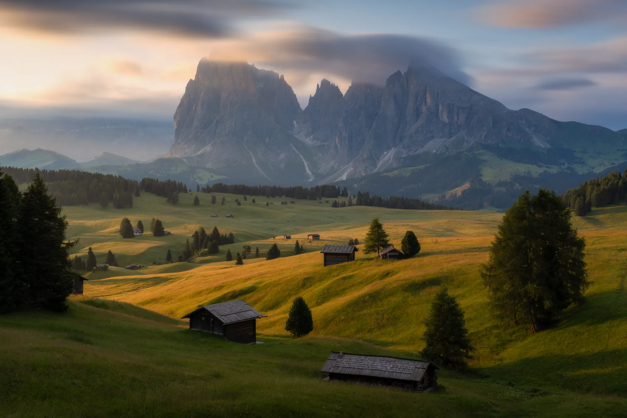 Dřevěné seníky na loukách Alpe di Siusi pod masivem Sassolungo, krajinářská fotografie, fotokurz Dolomity