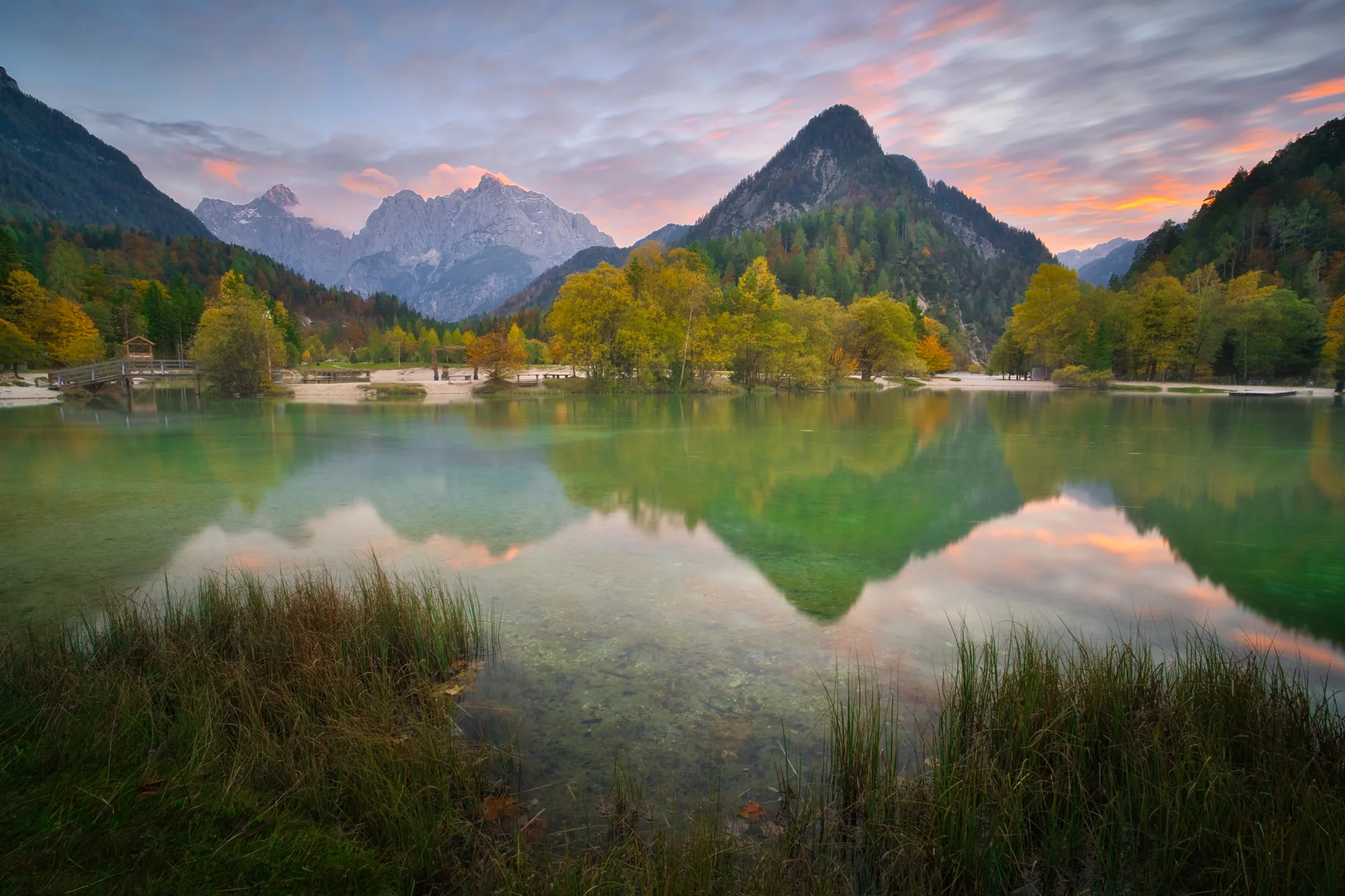 Horské jezero se zrcadlením alpských vrcholů za ranního rozsvitu, krajinářská fotografie, fotokurz Slovinsko