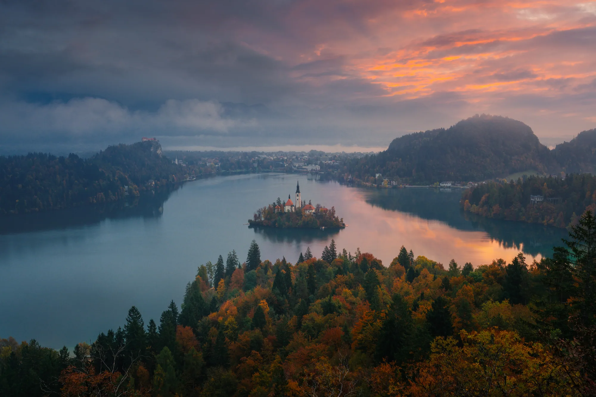 Krajinářská fotografie Bledu s ostrovním kostelem při východu slunce, fotokurz Slovinsko
