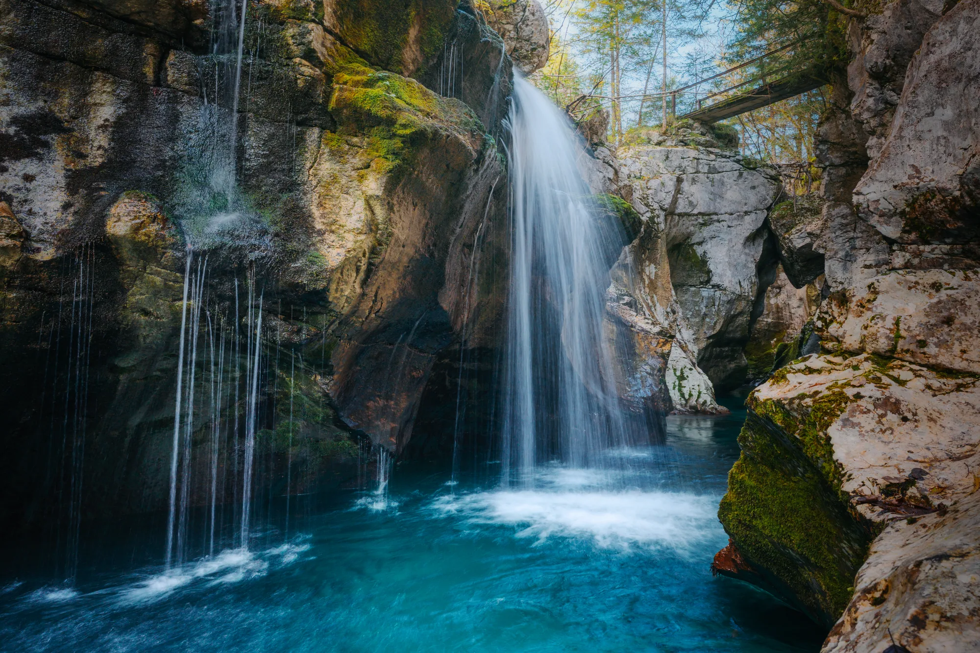 Vodopád v koritech řeky Soči s tyrkysovým jezírkem, krajinářská fotografie, fotokurz Slovinsko