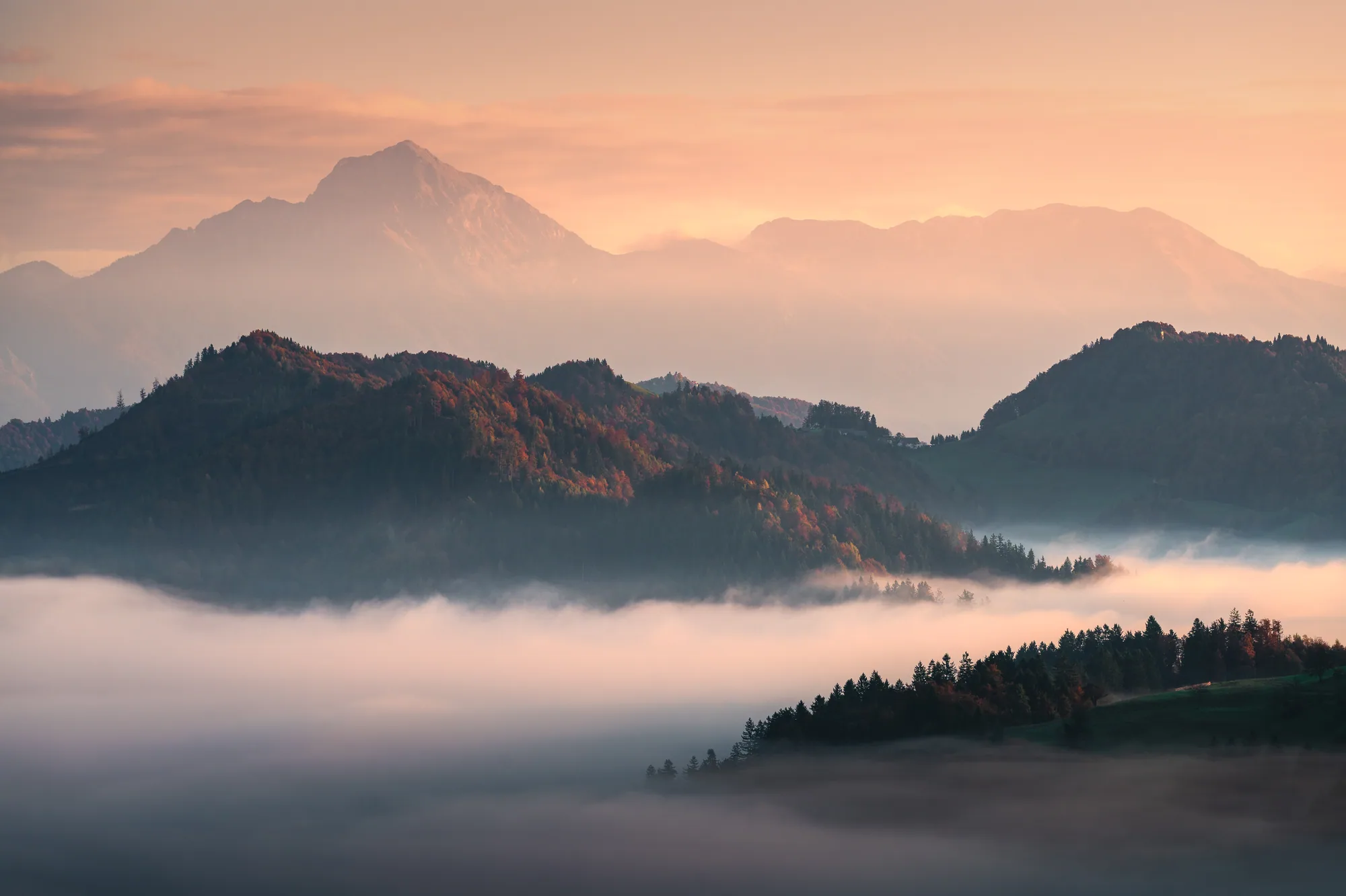 Vrchol nad mořem mlhy v podzimním ránu, krajinářská fotografie, fotokurz Slovinsko