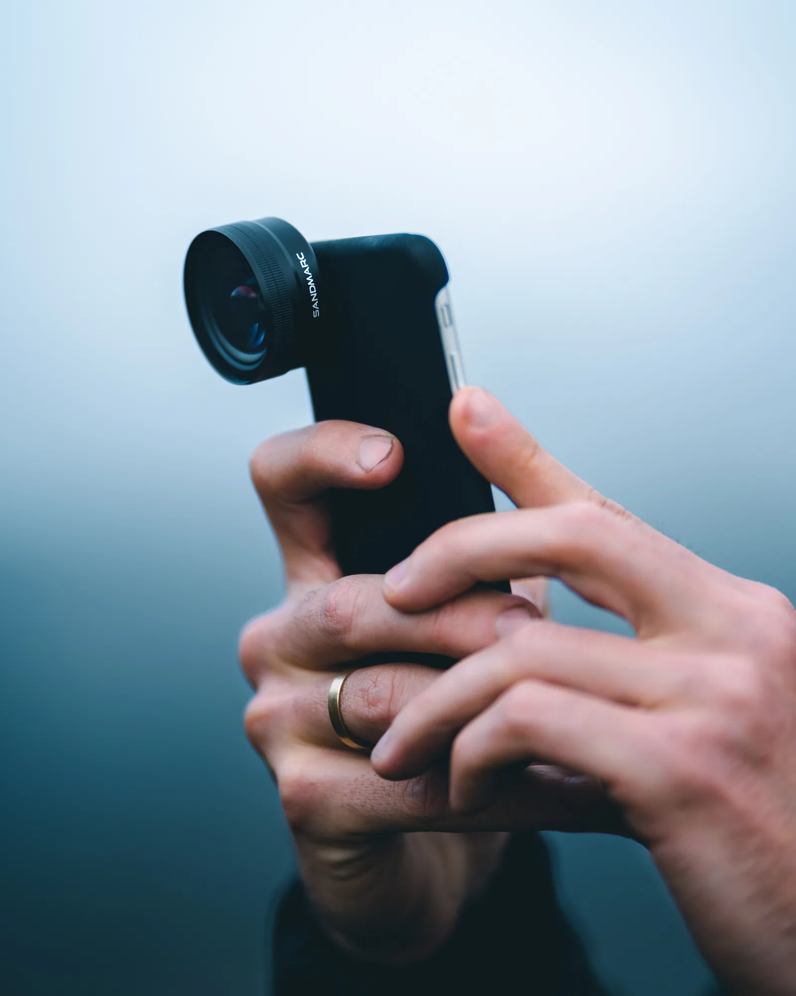 Nasazování předsádkového objektivu Sandmarc na mobilní telefon, produktová fotografie pro outdoorové značky